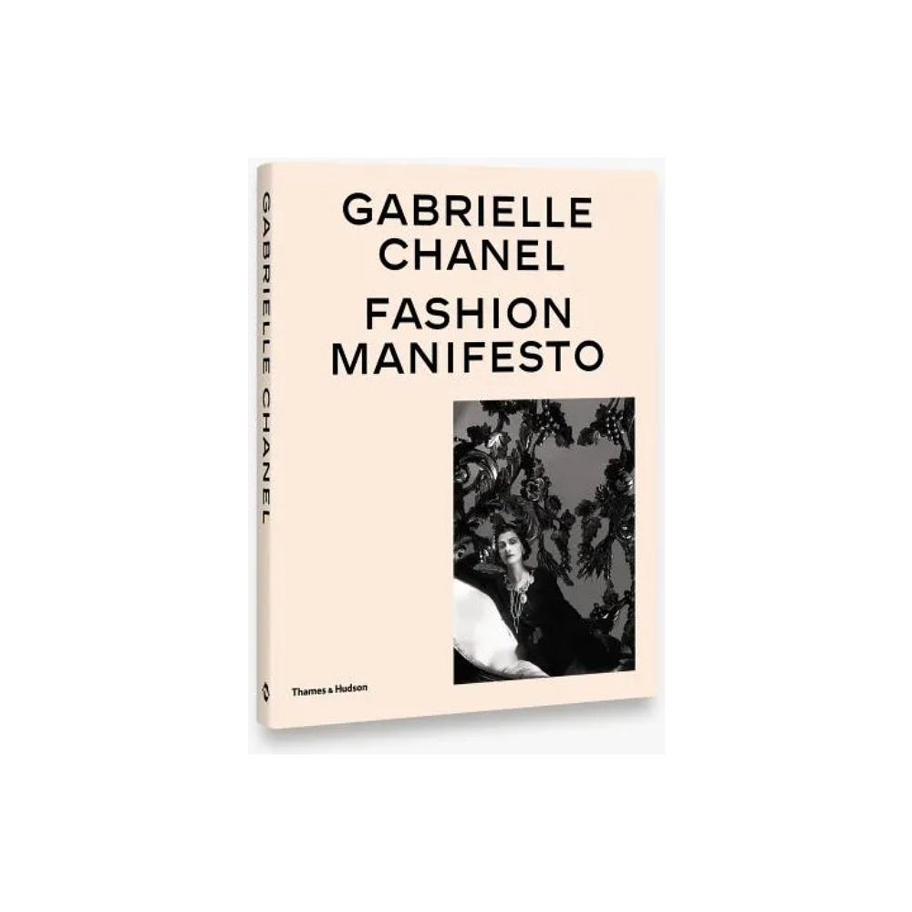 Книга на английском языке "Gabrielle Chanel: Fashion Manifesto", Miren Arzalluz, Véronique Belloir